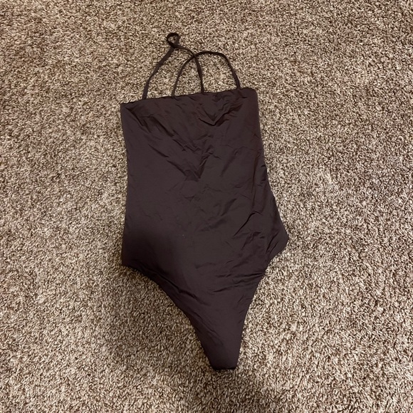 Aritzia criss cross back bodysuit - Picture 3 of 3